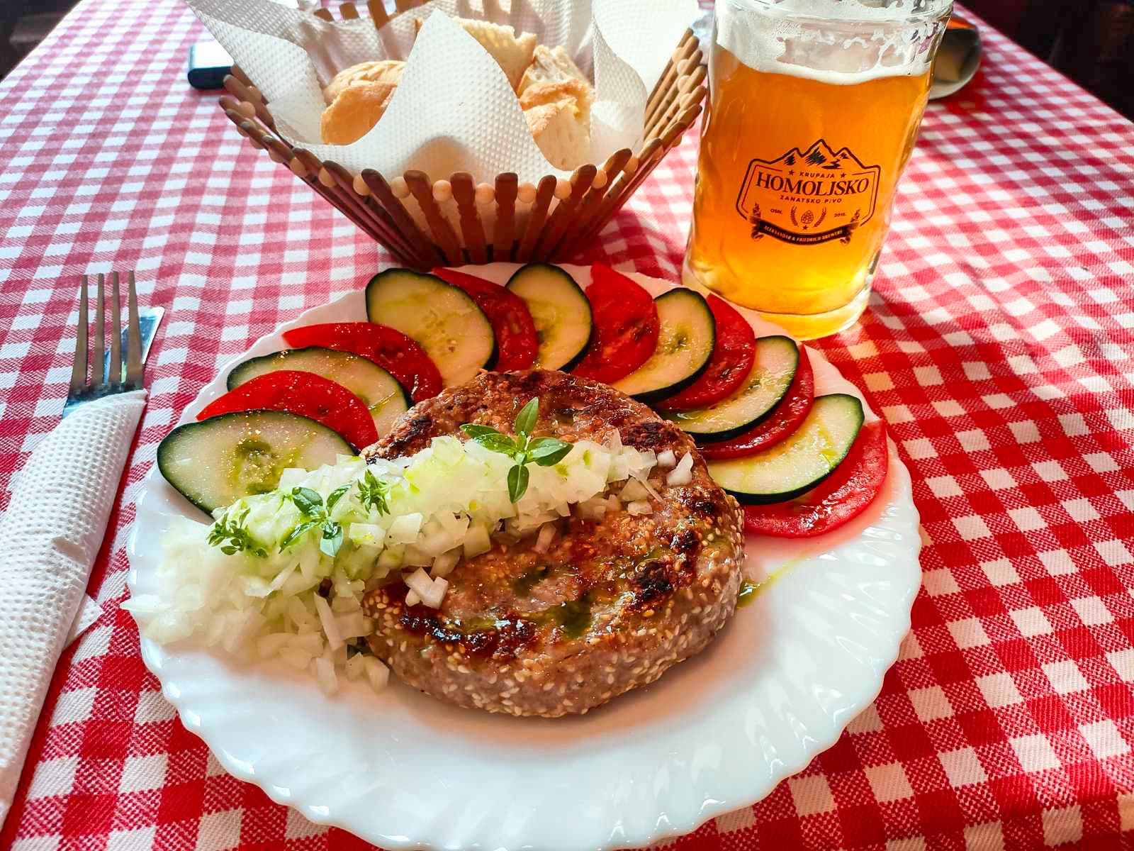 Pljeskavica sa roštilja uz zanatsko pivo u Kenny Pub-u, Smederevska Palanka